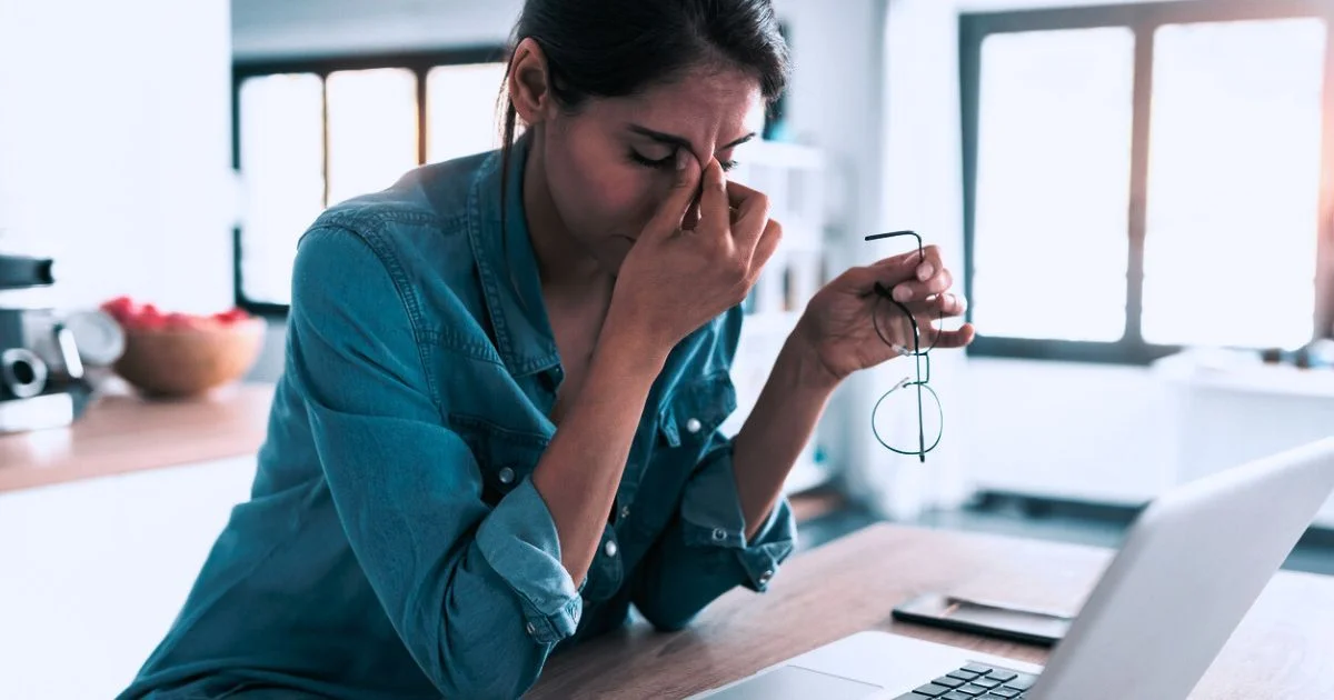 A psicoeducação é fundamental no processo terapêutico. Ao compreender como a tríade cognitiva afeta suas emoções, os indivíduos se tornam agentes ativos na própria recuperação, empoderando-se para realizar mudanças significativas.