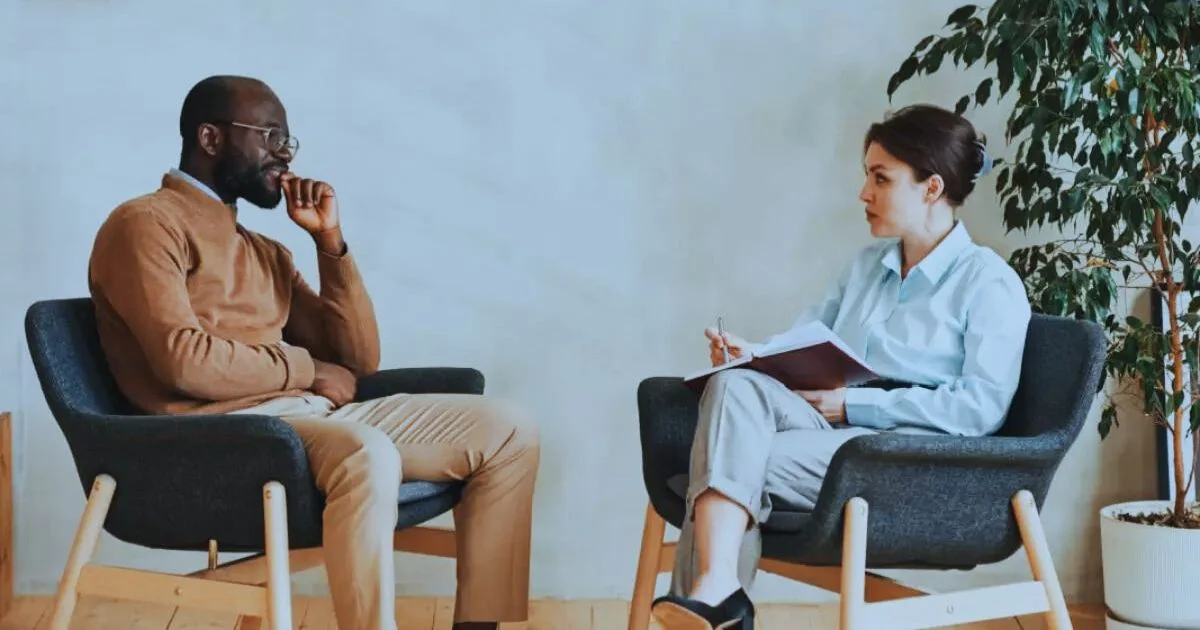 Algumas abordagens focam nas raízes inconscientes do comportamento, outras no comportamento observável, outras ainda nos processos de pensamento ou nas relações interpessoais.