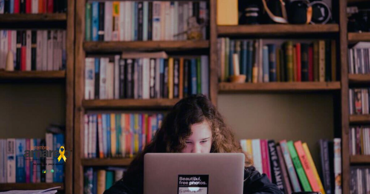 As adicções podem ser definidas como dependências prejudiciais a determinadas substâncias ou comportamentos que comprometem a saúde física e mental do indivíduo. 