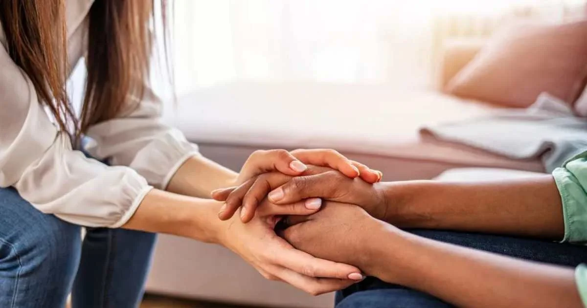 Consultas com psiquiatras, psicólogos e terapeutas especializados podem ser fundamentais para a recuperação, pois esses profissionais possuem ferramentas e abordagens que ajudam a lidar com a dor da perda. 