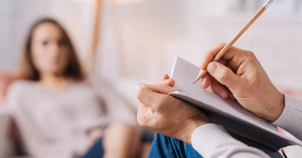 Ao abordar o indivíduo de forma completa e contextualizada, a Terapia Integral Sistêmica oferece uma série de benefícios