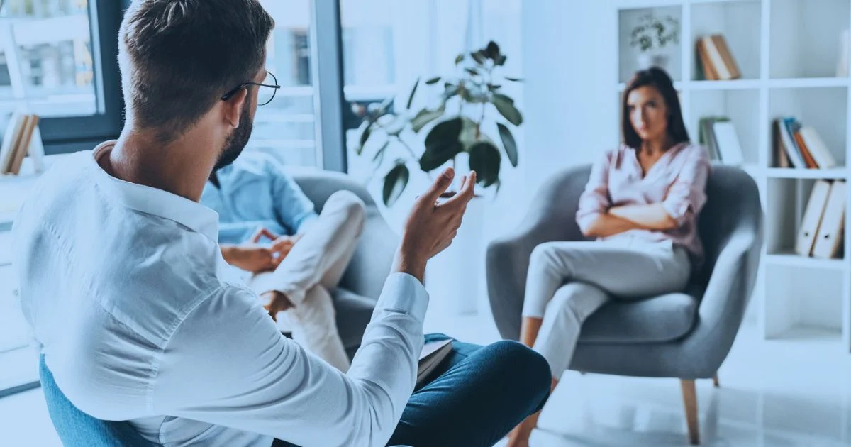A Terapia Comportamental Cognitiva (TCC) é uma abordagem psicoterapêutica amplamente utilizada e empiricamente validada que integra princípios do Behaviorismo e do Cognitivismo. 