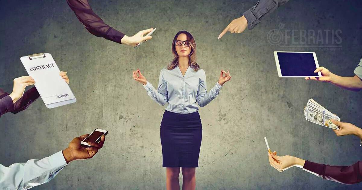 A importância da inteligência emocional no ambiente de trabalho é crucial, contribuindo para um clima organizacional saudável, comunicação eficiente e liderança eficaz.