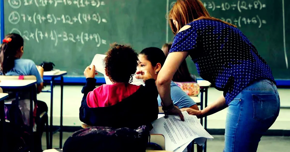 Investir na prevenção é fundamental para garantir a saúde mental dos professores. É importante que os educadores estejam atentos aos sinais de alerta, como alterações no sono, no apetite, no humor e no nível de energia. 