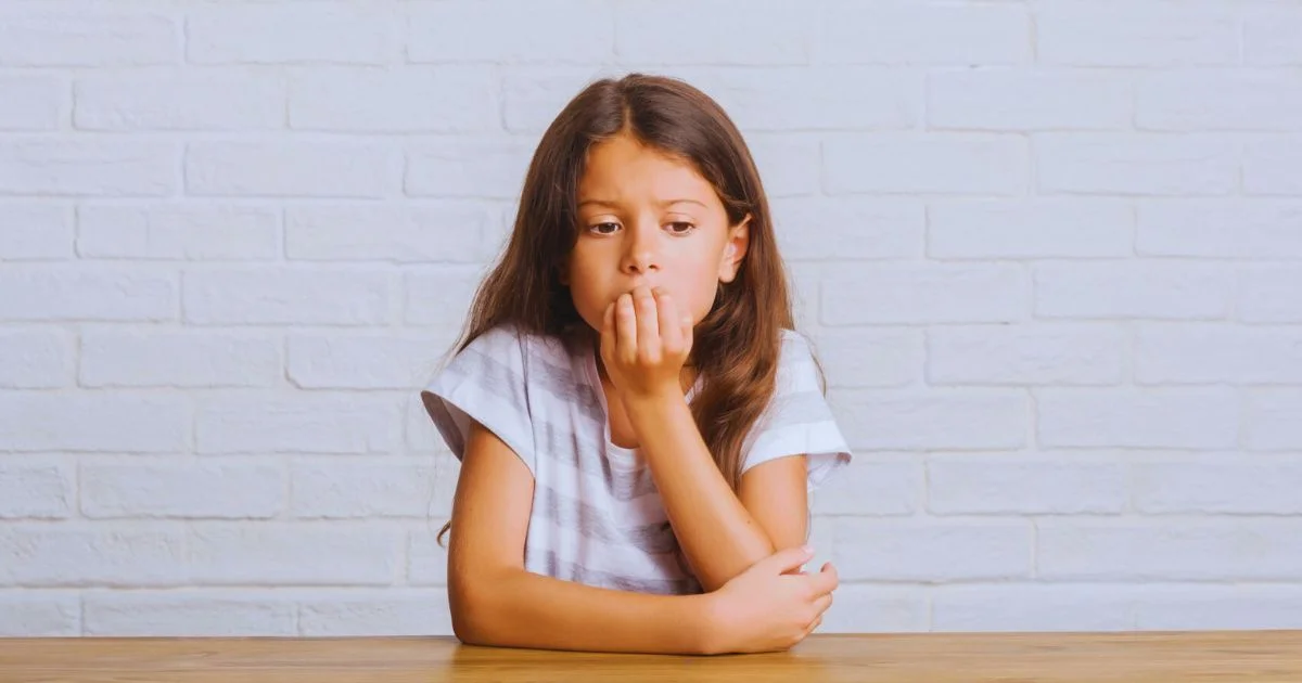 Os sinais de TAG em crianças incluem preocupações excessivas sobre o desempenho escolar, a segurança dos membros da família ou eventos futuros.