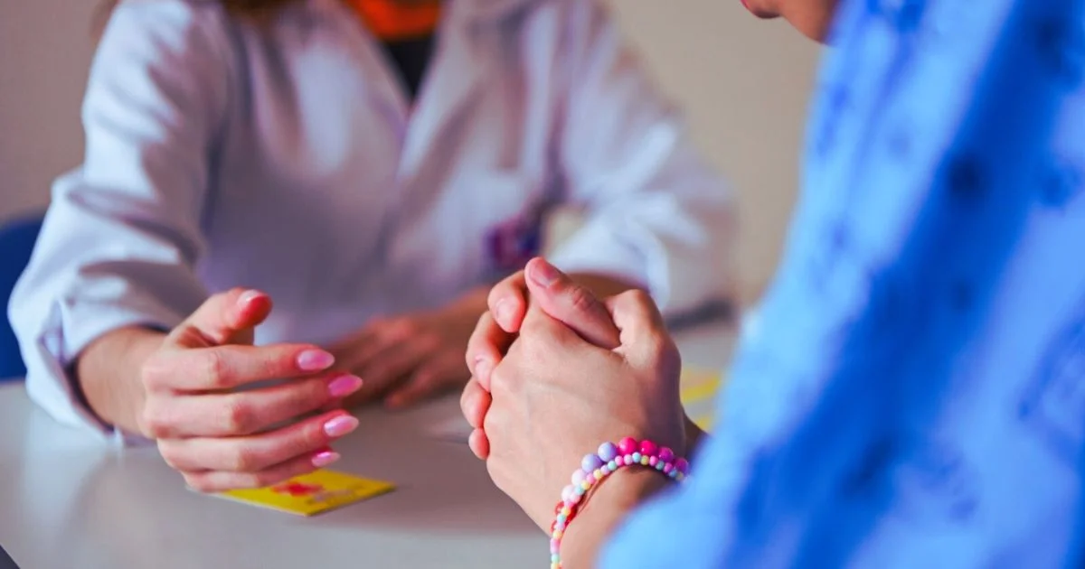 O tratamento do TPB envolve uma abordagem multimodal, combinando psicoterapia, farmacoterapia e, em alguns casos, hospitalização para estabilização em situações de crise.