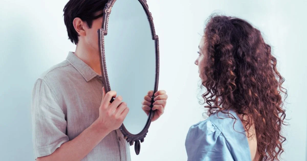 O transtorno de personalidade narcisista é classificado no Manual Diagnóstico e Estatístico de Transtornos Mentais (DSM-5) como um dos transtornos de personalidade do Grupo B, caracterizado por um padrão persistente de grandiosidade, necessidade de admiração e uma falta significativa de empatia. 