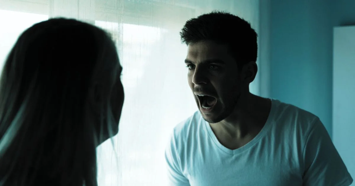 O gaslighting é uma forma de abuso psicológico que passa despercebida em muitos casos, pois o manipulador utiliza técnicas sutis e persistentes.